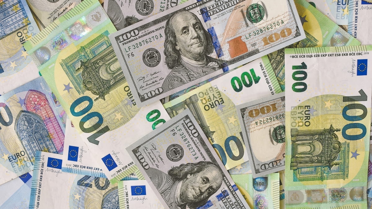 Decorative: Bills in US dollar and Euro