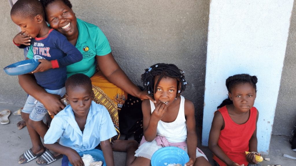 Children in Mozambique eating lunch