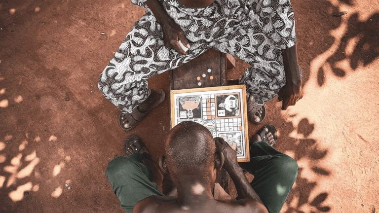 2 people playing a board game