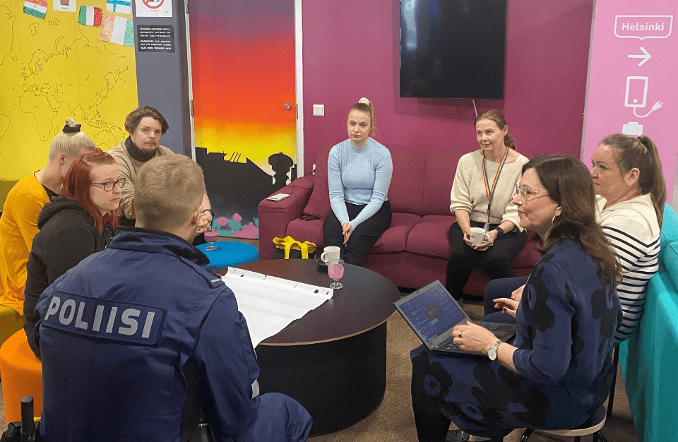 Employees from the Kannelmäki area at a workshop at the youth centre in April 2023.