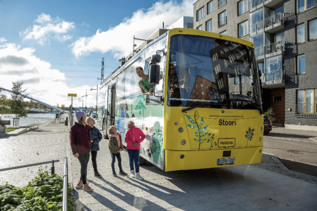 People speaking to a Helsinki bus driver