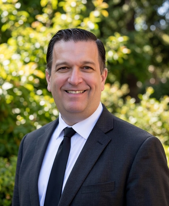 Santiago Creuheras headshot