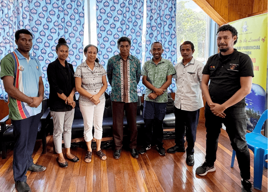 Group photo of Team Eastern Learners, Milne Bay Education FODE Supervisor and the Principal Advisor for Education Division in Milne Bay.