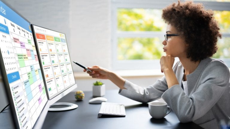 A person looking at a computer screen with calendar displayed
